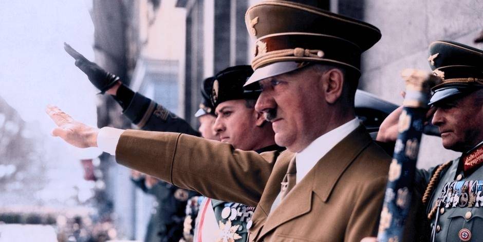 Bildet viser Nazi-Tysklands leder Adolf Hitler som viser en "nazi-hilsen" til folket. Foto: Flickr/Jared Enos